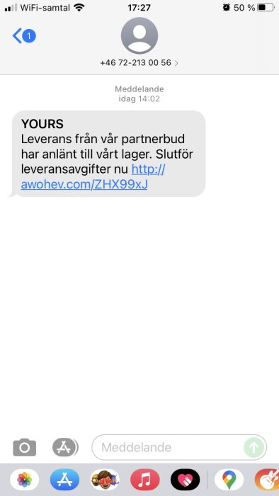 Skärmdump av ett misstänkt SMS om paketleverans med länk till betalning av tullavgifter.