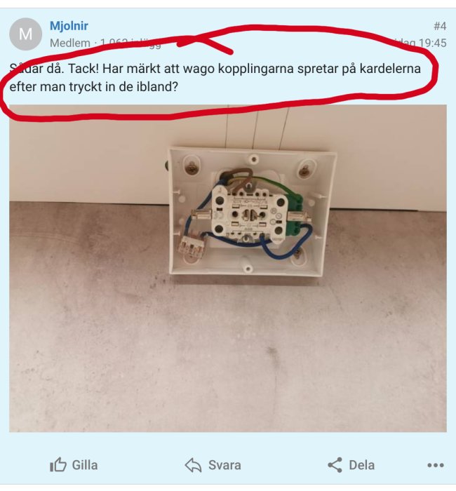 Eluttag halvt monterat med synliga kablar och Wago-kopplingar mot en vit vägg.