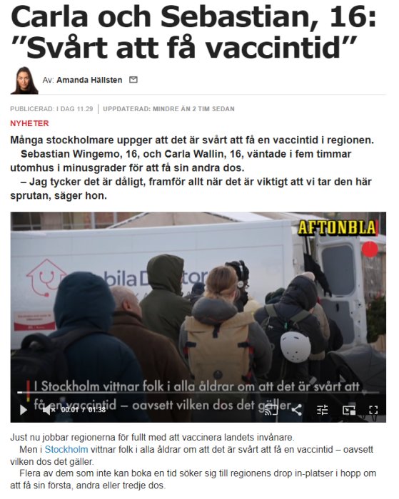 Människor köar utomhus i kylan framför en mobil vaccinationsstation.