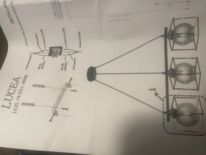 Instruktionsmanual för taklampa med schema över elanslutningar och bild på lampan med tre ljuskällor.