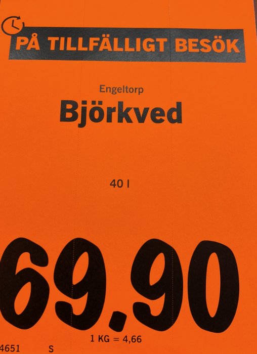 Priset på björkved, 69.90 per säck, på en orange bakgrund med svarta siffror.