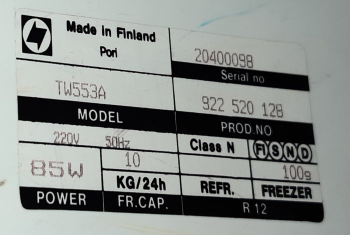 Typskylt på en vitvara som visar modell, energiförbrukning på 85W och övrig produktinformation.