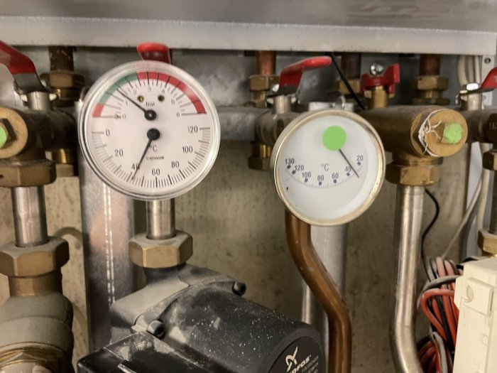 Värmeväxlarinstallation med mätare visande låg temperatur och reglerventil.