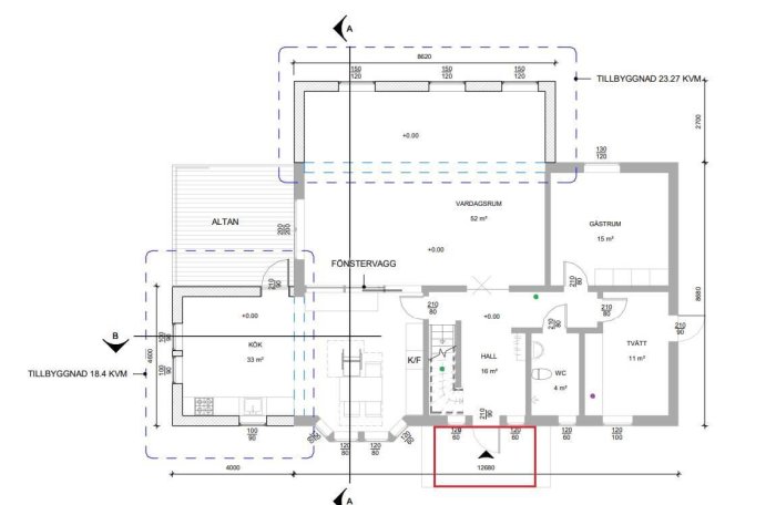 Planritning av ett hus där en ny farstu och balkong planeras, markerat med mått och tillbyggnadsyta.