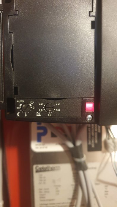 Reglercentral med inställningar ändrade till +8, men utan effekt, indikeras med en tänd röd lampa.