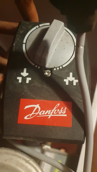 Danfoss reglercentral med vred inställt mellan -8 och +8 för uppvärmning.