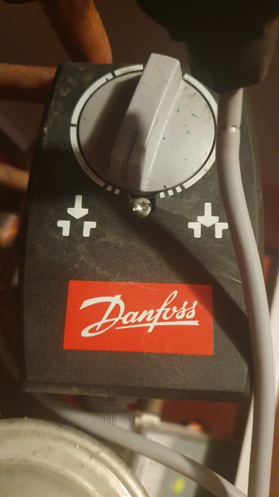Reglerknopp på en Danfoss reglercentral med inställningar mellan -8 och +8.
