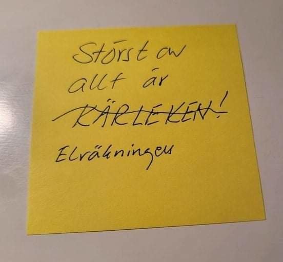 Handskriven text på gul post-it-lapp: "Störst av allt är kärleken! Elräkningen