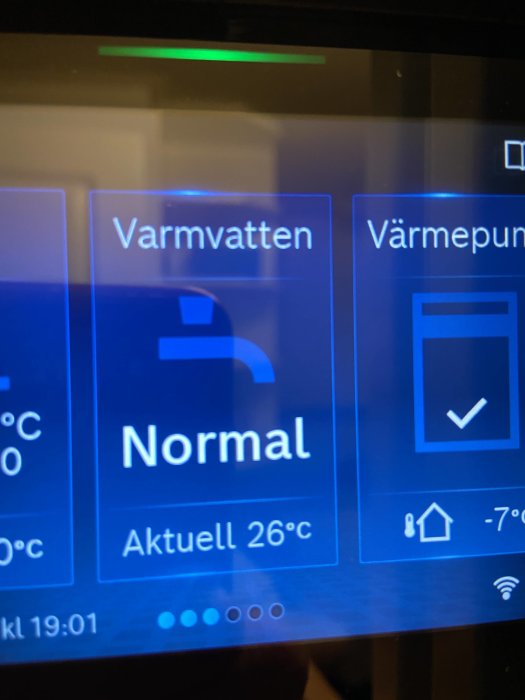 Display på värmesystem som visar vattentemperatur på 26 grader Celsius under inställningen 'Normal'.