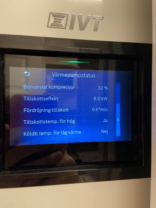 Display på värmepump med statusinformation som visar tillskottseffekt på 6.0 kW och driftsfel.