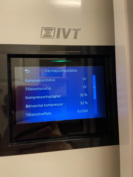 Display av värmepump med inställningar, visar tillskottseffekt på 6.0 kW.