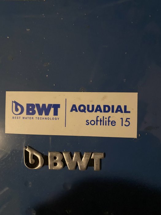 BWT Aquadial softlife 15 skylt på en vattenavhärdare.