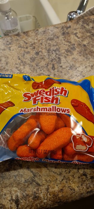 Paket med Swedish Fish Marshmallows på köksbänk.