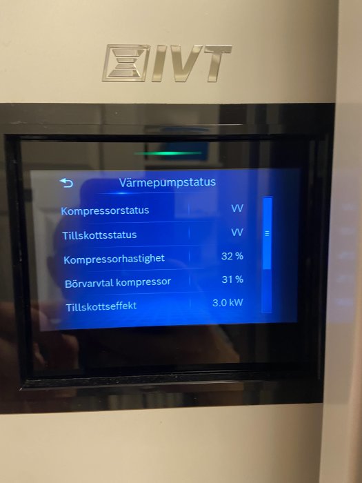 Display på en värmepump som visar kompressorstatus 'VV' och tillskottsstatus 'VV' med värden för hastighet och effekt.