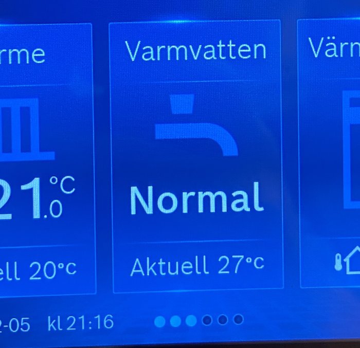 Display på värmeenhet som visar aktuell varmvattentemperatur på 27 grader Celsius.