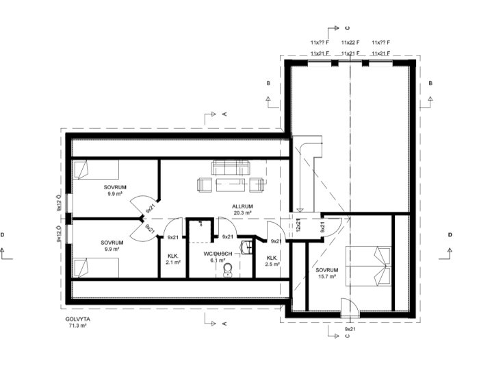 Arkitektritning av en övervåningsplan med tre sovrum, allrum, badrum, bastu och förvaringsutrymmen.