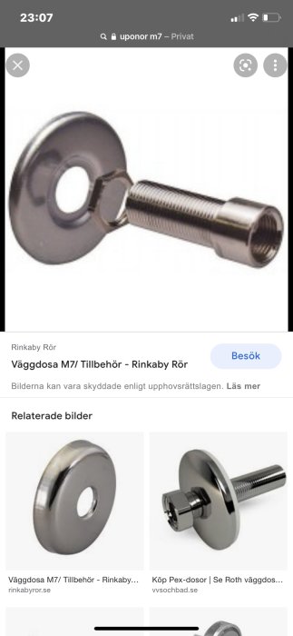 Väggdosa med tillbehör: ring, skruv och täckbringa i närbild för byggprojekt.