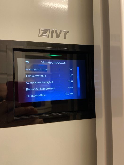 Värmepumpens display visar status med kompressor och tillskott avstängda, kompressorhastighet på 70%.