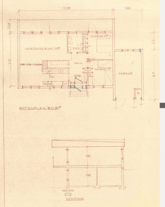 Arkitektritning av bottenvåningen på ett hus med markerat garage och angivna mått.