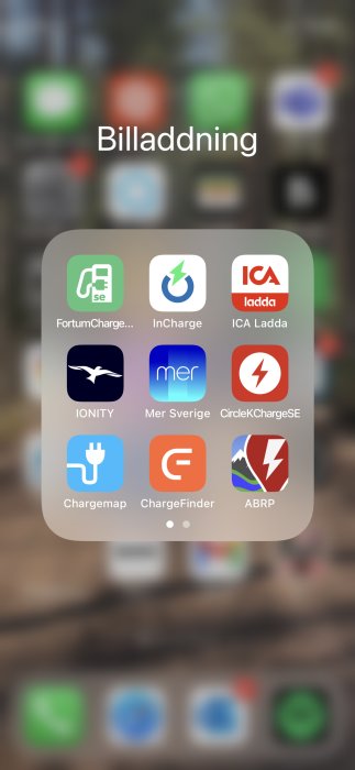 Skärmbild av en smartphone med öppen mapp för billaddningsappar som Fortum, InCharge, och ICA Ladda.