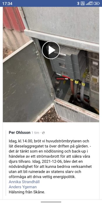 Elektriskt skåp öppet med synliga kablar och skyltar invid röd lada, indikerar arbete med huvudströmbrytare.