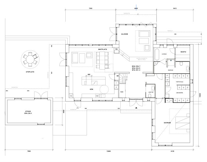 Arkitektonisk ritning av en husplan med markerade rum som kök, sovrum, bastu, badrum och en trappa till vänster i hallen.