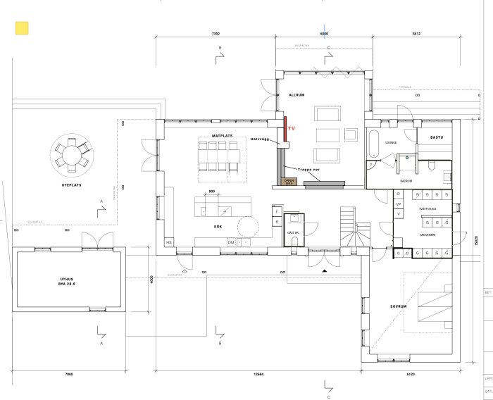 Arkitektonisk planlösning av ett hem med markerad TV och ny passage från hall till kök, och öppen spis centralt placerad.