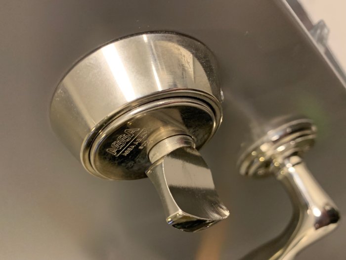 Närbild på en ASSA 13S vredcylinder som ska demonteras för att installera ett digitalt lås.