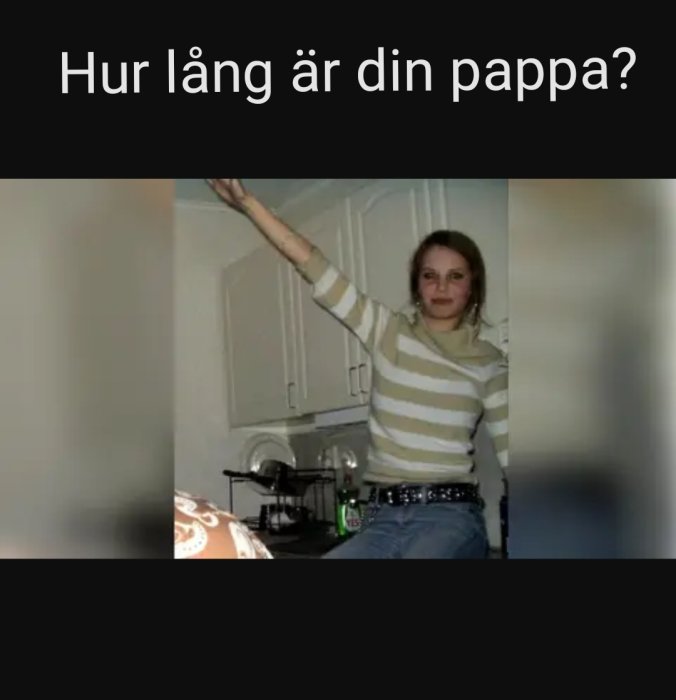 Kvinna i randig tröja sträcker upp ena armen, med texten "Hur lång är din pappa?" overhead.