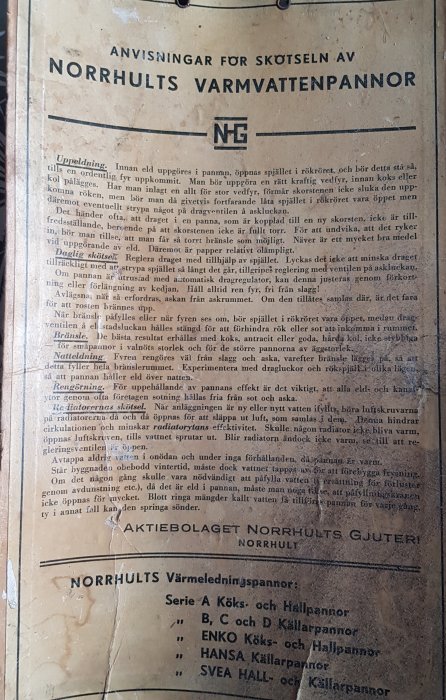 Gammal instruktionsbok för skötsel av NORRHULTS varmvattenpannor med text och logo.