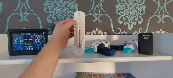 Termometer och hygrometer visar inomhustemperatur och luftfuktighet under kalibrering.