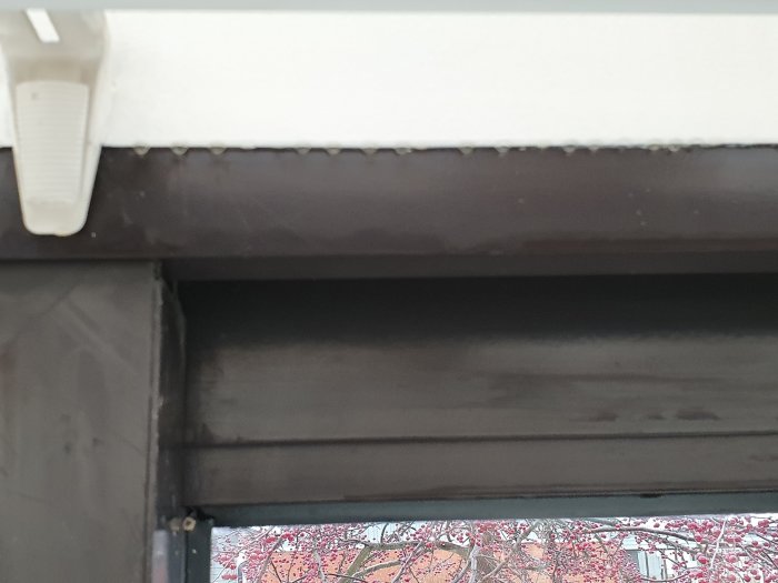Glipa vid skarvlisten ovanför fönsterparti på ett uterum, potentiell läckpunkt.