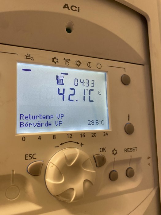 Digital värmeanläggningens kontrollpanel visar temperaturinställningar och tider.