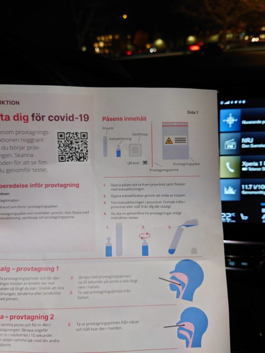 Instruktionsblad för covid-19 testkit med QR-kod och bilder som visar provtagningssteg.