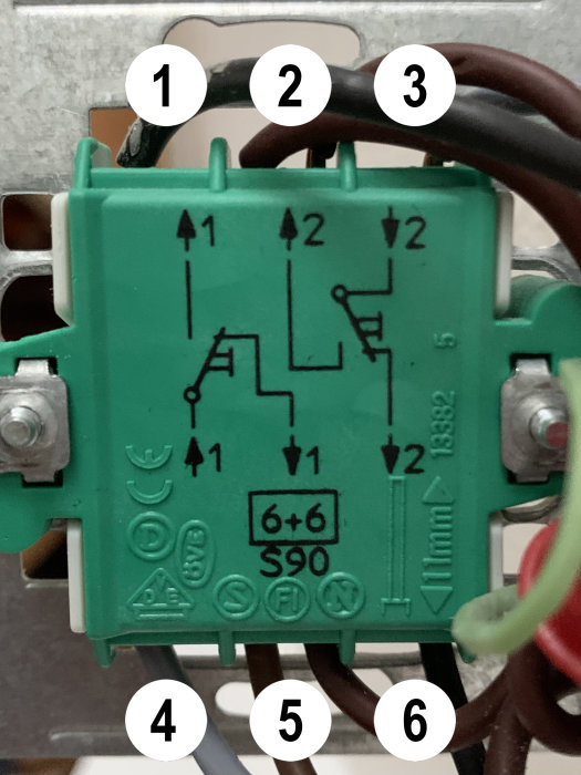 Eluttag med märkta kablar och instruktionsschema för anslutning, grå kabel märkt "4", svart "1".