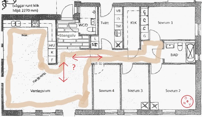 Ritning av hus med markerad planerad parkettläggning och pil som visar tänkt golvrikting.