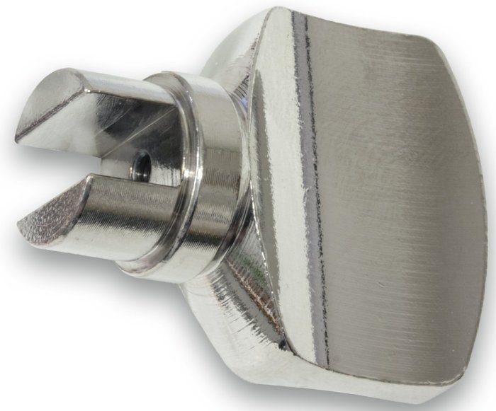 Närbild av ett silverfärgat dörrvredgrepp med synlig skruvhål.
