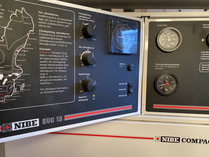 Kontrollpanel av en NIBE EVC 13 värmepanna med inställningsrattar, en manometer för tryck och en temperaturmätare.