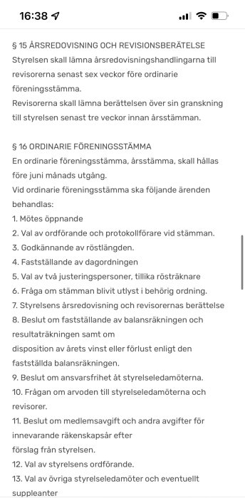 Skärmdump av en textdokument som visar föreningsstadgar avseende årsmöten och redovisningar.