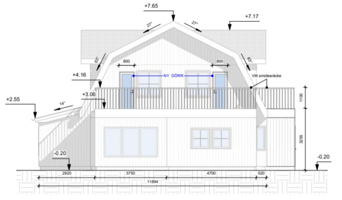 En husfasad med markerad plats för ny balkongdörr, befintliga fönster och måttangivelser.