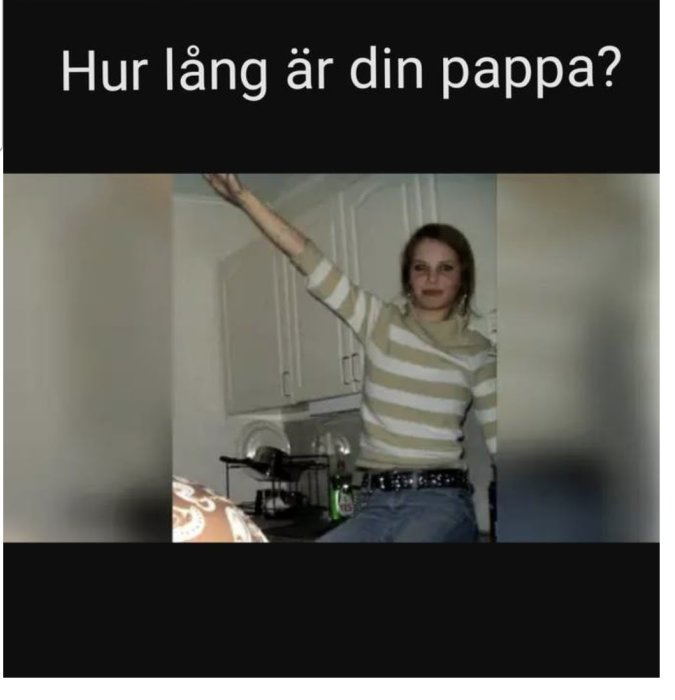 Person som sträcker upp sin vänstra arm åtföljd av texten "Hur lång är din pappa?