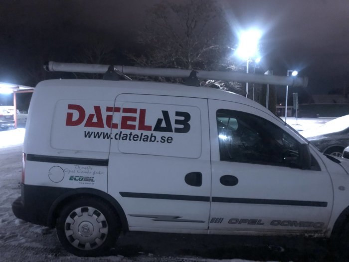 Skåpbil parkerad på nattetid med reklam för DATELAB och webbadressen datelab.se på sidan.