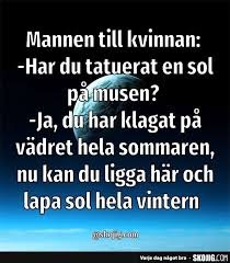 Humoristisk text på bild: "Har du tatuerat en sol på musen?" som skämt om att sola under vintern.