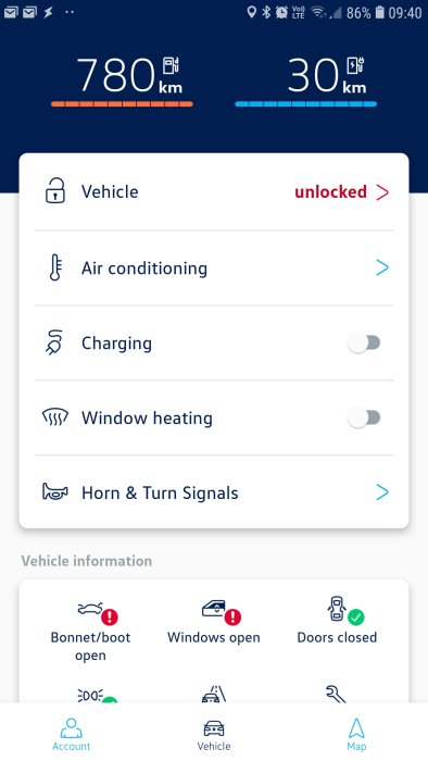 Skärmdump av WeConnect appen visar felaktig status för låst bil med stängda fönster och luckor.