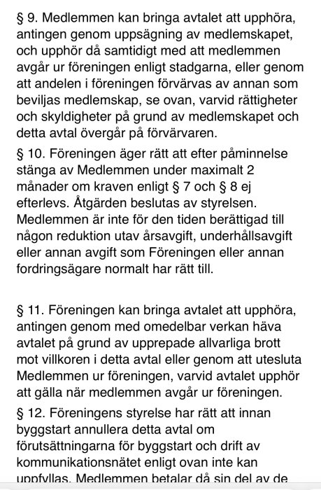 Närbild av ett dokument som visar avtalsparagrafer relaterade till medlemskap och dess uppsägning.