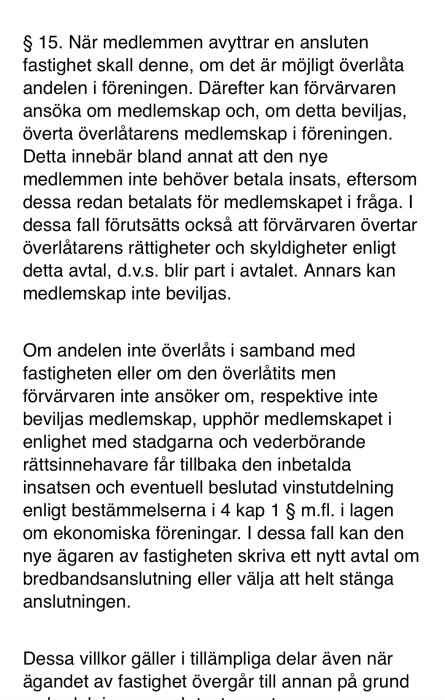 Bild av en textsnutt från ett avtal som beskriver överlåtelse av medlemskap vid försäljning av fastighet.