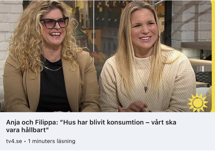 Två leende kvinnor sitter i en TV-studio, en i beige kavaj och den andra i en vit tröja.