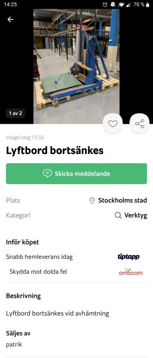 Blått lyftbord på pall i ett lager, med text "Lyftbord bortsänkes" synlig på skärmen.