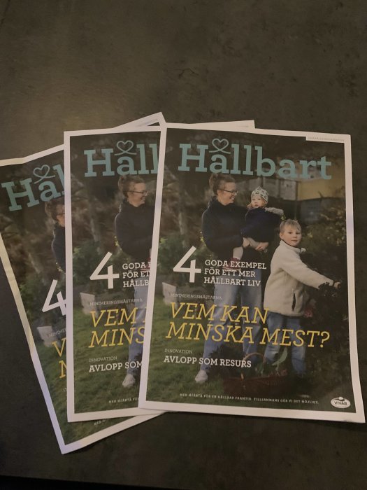 Tre exemplar av tidskriften "Håll Hållbart" med fokus på hållbarhet, innovation och minskad påverkan på miljön.