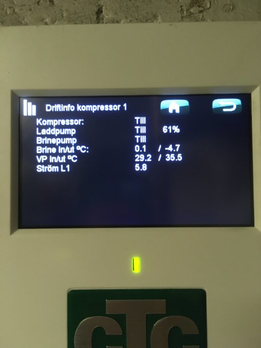 Digital display visar driftinformation för kompressor med temperatur och fuktighetsvärden.